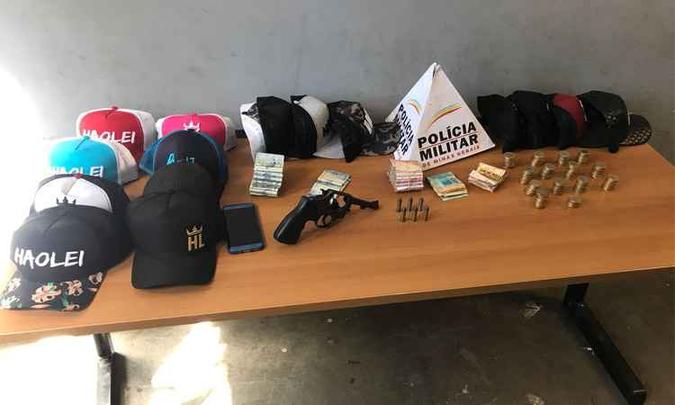 Material apreendido com um dos assaltantes, que invadiu casa na manhã desta segunda-feira(foto: Polícia Militar/Divulgação) Material apreendido com um dos assaltantes, que invadiu casa na manhã desta segunda-feira(foto: Polícia Militar/Divulgação)