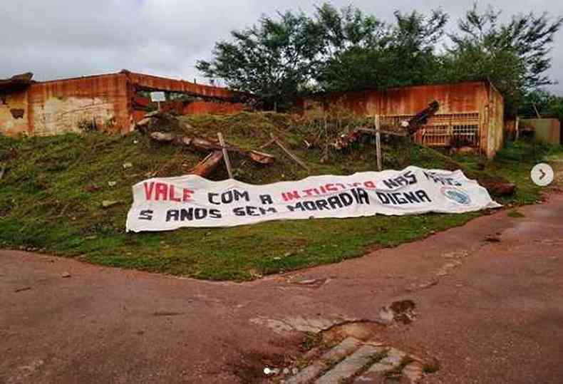 Faixa pede por moradia a atingidos nas runas de Bento Rodrigues(foto: Leti%u0301cia Oliveira e Aida Anacleto)