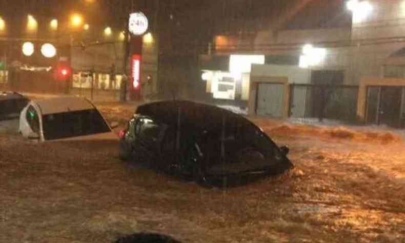 Carros foram arrastados pela gua durante o temporal, que durou meia hora(foto: Reproduo da internet/WhatsApp)