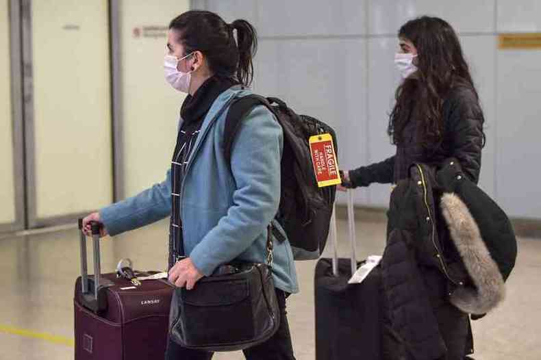 Passageiros circulam no Aeroporto de Guarulhos em So Paulo: estado tem 10 casos confirmados(foto: Nelson Almeida/AFP)