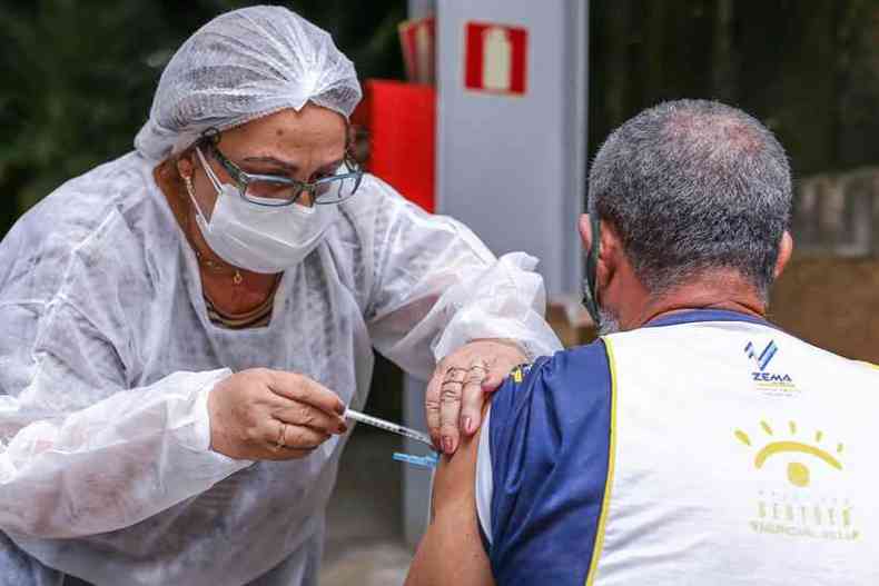 A vacinao dos idosos ser das 09h s 16h, em diversos postos volantes pela cidade; j das pessoas acima dos 18 anos ser na Estao do Move do bairro Cerejeiras.