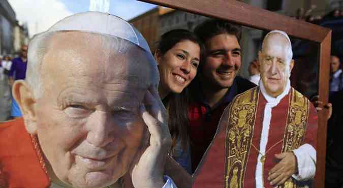 Fotos de Joo Paulo II e Joo XXIII esto por toda parte na capital italiana Roma e no Vaticano(foto: Tony Gentile/Reuters)