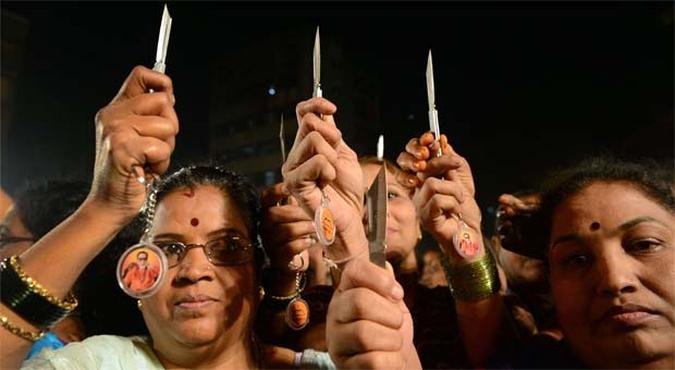 As facas entregues tinham uma foto de Bal Thackeray, fundador do partido Shiv Sena(foto: AFP PHOTO/ PUNIT PARANJPE )