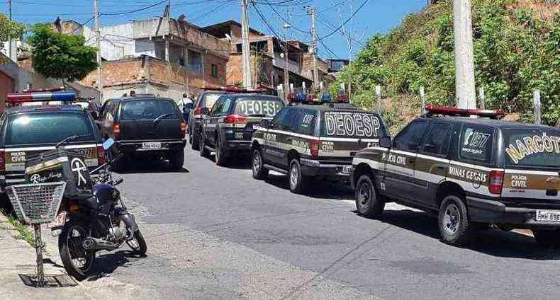 Pelo menos 30 viaturas da Polcia Civil esto nas ruas do aglomerado(foto: Edesio Ferreira/EM/D.A.Press)