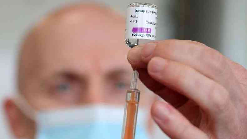A resposta imune de receber a vacina da Pfizer seguida da AstraZeneca ainda no  conhecida, mas o Reino Unido ter os resultados em breve(foto: Getty Images)
