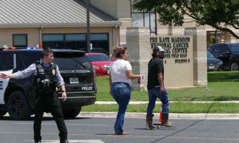 Policiais isolam escola de Uvalde, no Texas.