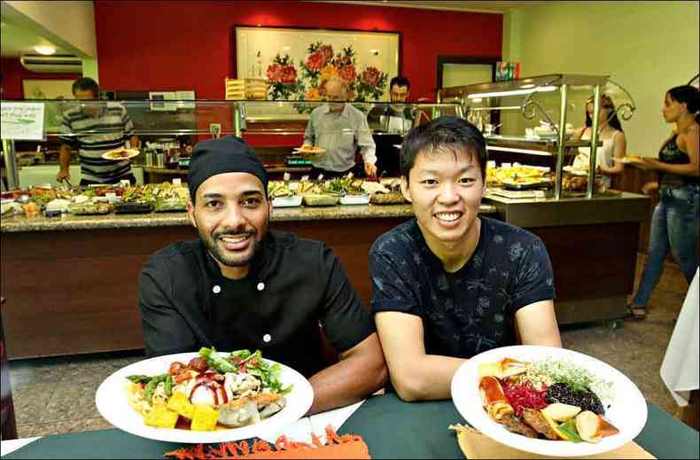 O chef Jnio Carlos e Hung Yili, do Restaurante San Ro, apostam na combinao das culinrias oriental, vegetariana e vegana(foto: Fotos: Jair Amaral/EM/D.A Press)