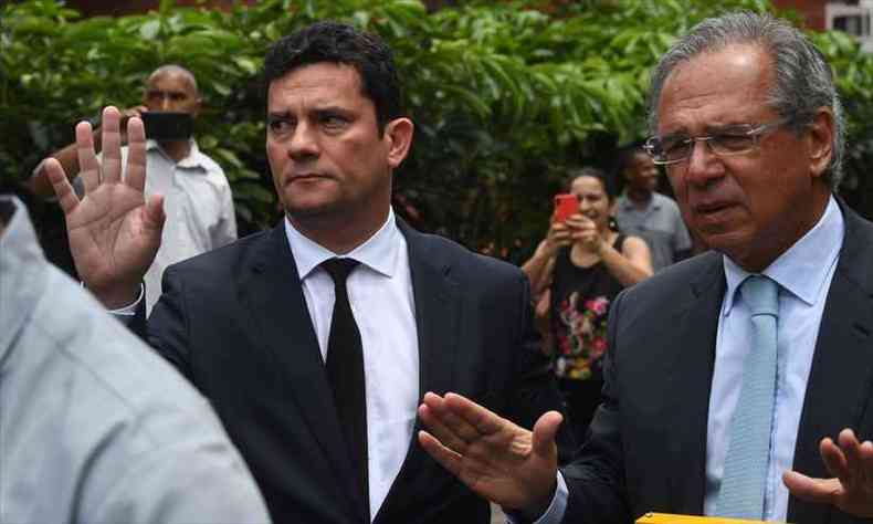 Juiz Srgio Moro e o economista Paulo Guedes na portaria do condomnio onde mora Jair Bolsonaro, aps reunio com o presidente eleito(foto: MAURO PIMENTEL / AFP)
