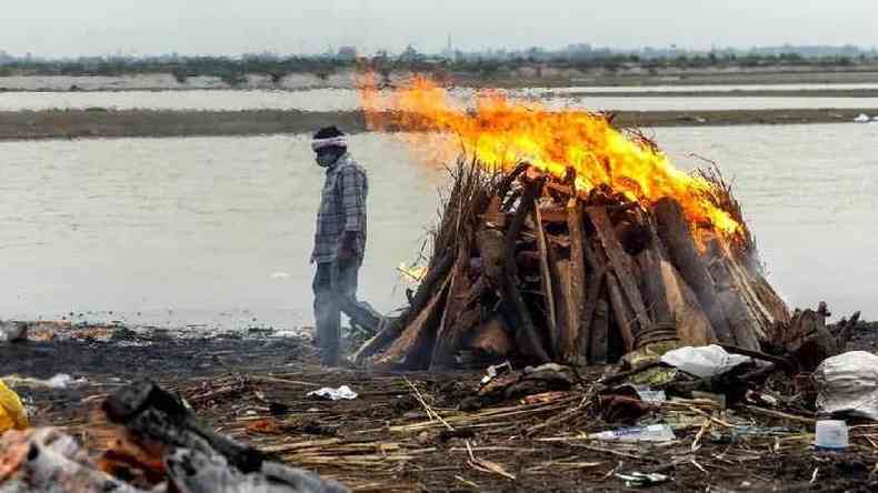 Corpos cremados nas margens do rio Ganges em Uttar Pradesh(foto: Reuters)