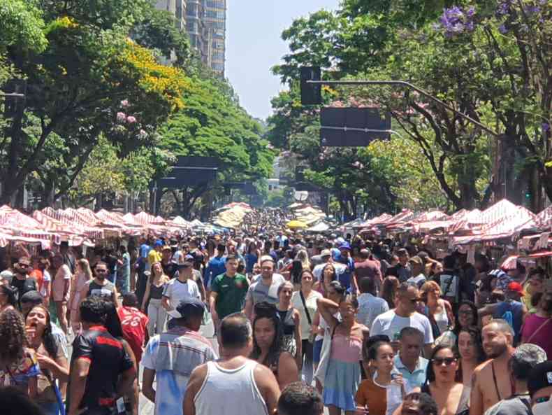Imagem mostra feira hippie cheia de pessoas debaixo de sol intenso