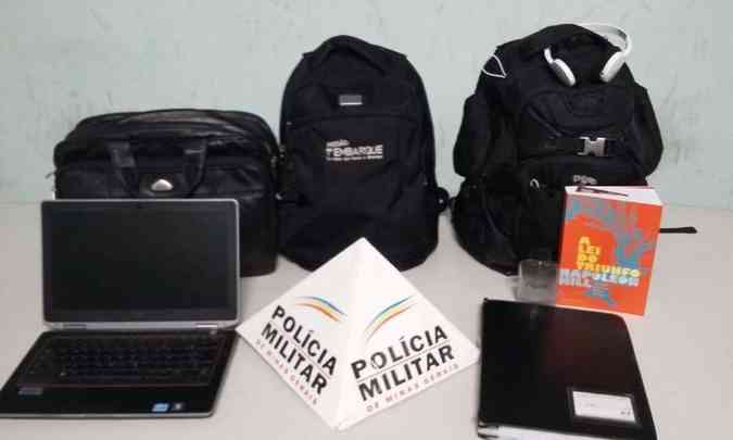 Com adolescentes foram encontradas mochilas que eles roubaram de dentro dos carros(foto: PMMG/Divulgao)