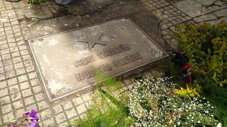 Placa no cho com dizeres 'Aqui nasceu Nelson Freire'