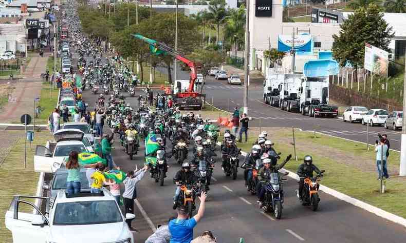 Bolsonaro chegou a Chapec na sexta-feira. Alm de visitar a Chapecoense, ele discursou em um auditrio lotado de empresrios(foto: Twitter @patriotas/ Reproduo )