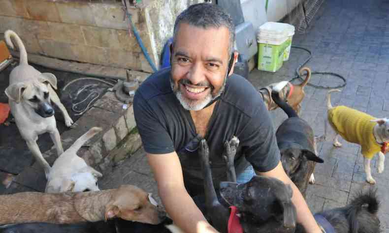 Franklin de Oliveira e alguns dos cachorros que ele cuida