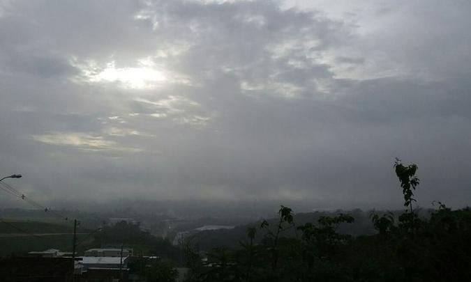 Céu amanheceu parcialmente nublado em Belo Horizonte (foto: Jair Amaral/EM ) Céu amanheceu parcialmente nublado em Belo Horizonte (foto: Jair Amaral/EM )