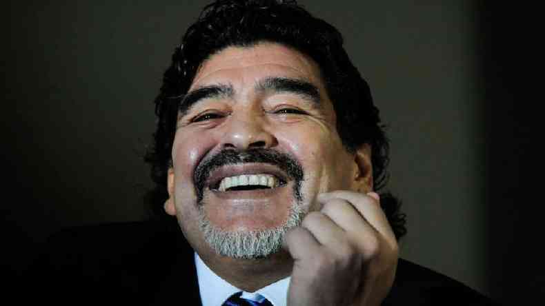 Maradona sorri para foto