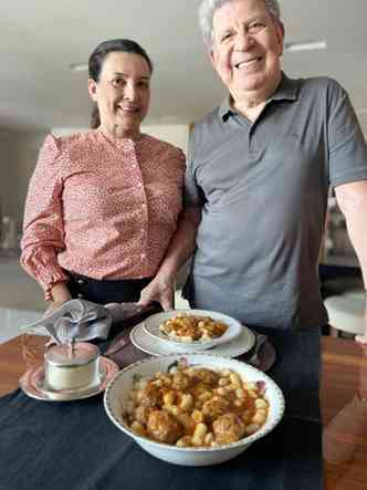 Laura Tomás e o pai, Francisco Tomás, cozinham juntos para a família toda segunda-feira, quando o restaurante está fechado(foto: Arquivo pessoal)