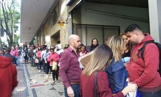 Fila deu volta no quarteiro e lotou Hipercentro de BH com pessoas procurando vagas de emprego(foto: Jair Amaral/EM/D.A PRESS)