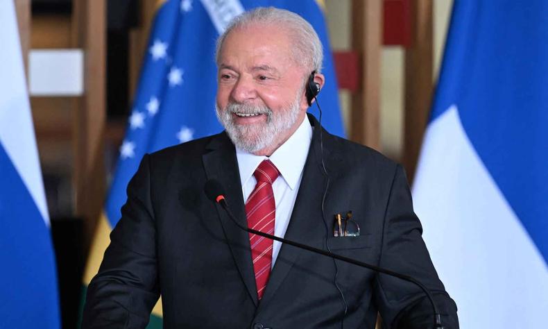 Presidente Lula faz smbolo do corao com as mos