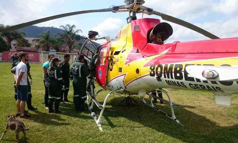 Helicptero Arcanjo, do Corpo de Bombeiros, fez o transporte na manh deste domingo(foto: Corpo de Bombeiros e Minas Gerais/Divulgao)