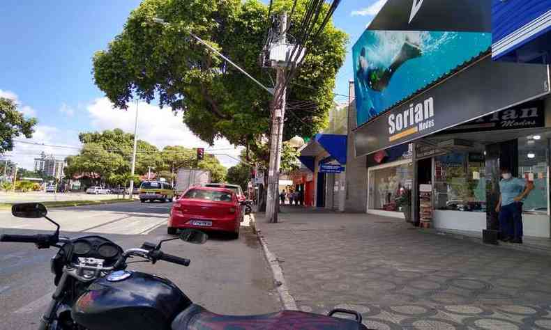 Rua Marechal Floriano, em frente  Prefeitura de Governador Valadares, tem pouco movimento com lojas fechadas e ausncia de camels(foto: Tim Filho/Especial para o EM)
