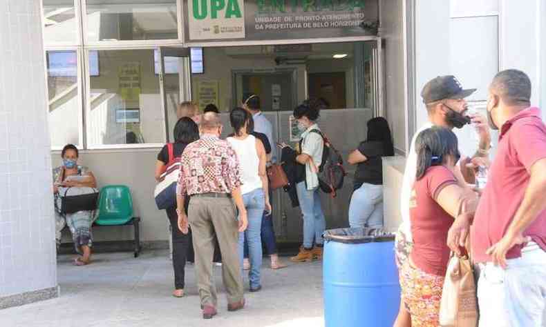 Na foto, novimentacao de pessoas na porta da UPA Centro Sul(foto: Juarez Rodrigues/EM/D.A Press)