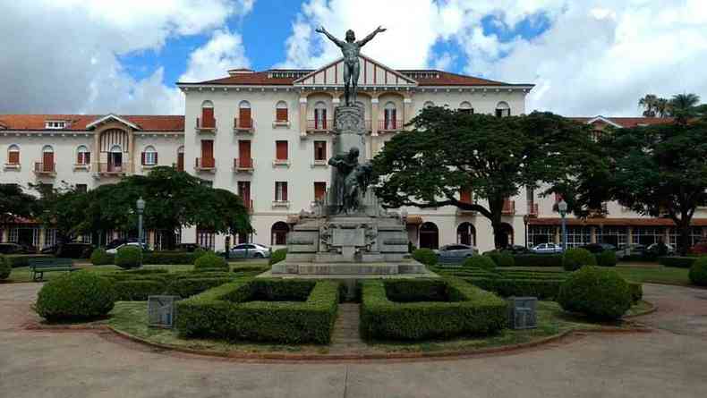 Ao todo, Poos de Caldas tem nove candidatos a prefeito da cidade. Foto mostra Praa do Hotel Palace, ponto turstico local(foto: Wikimedia commons)