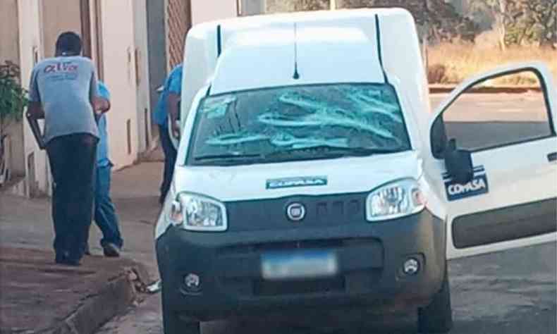 Carro da Copasa foi depredado por mulher que teve a gua cortada