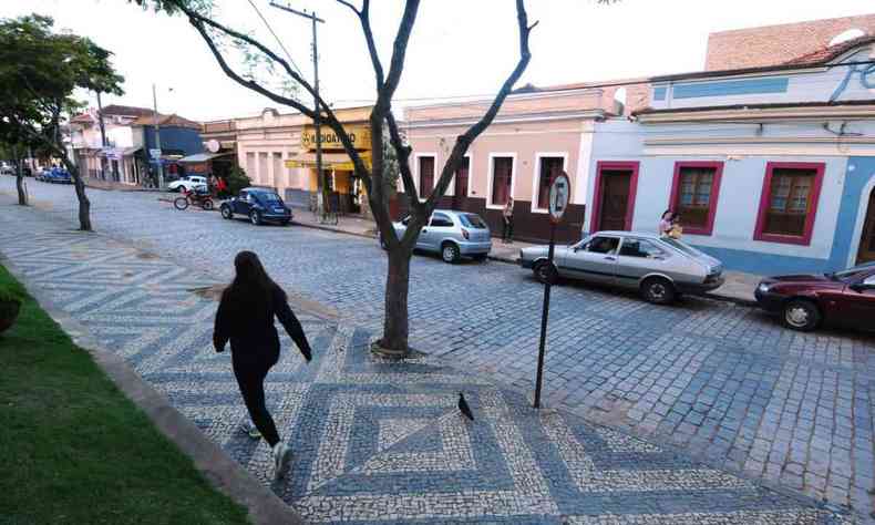 Mulher caminha em Passa Quatro, cidade do Sul de Minas