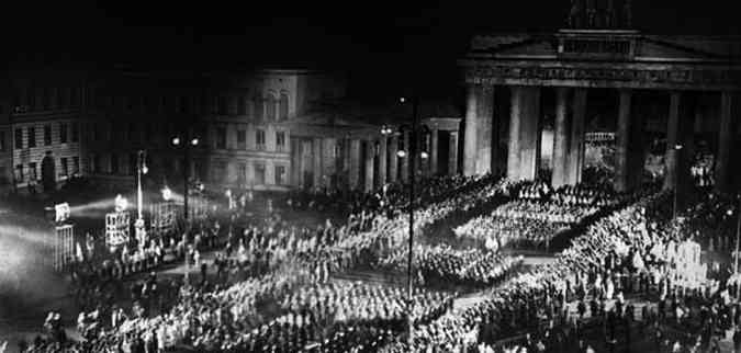O Exrcito nazista marcha diante do Porto de Brandemburgo, em Berlim, em 30 de janeiro de 1933: parada militar celebrou ascenso de Hitler  chancelaria(foto: AFP Photo)