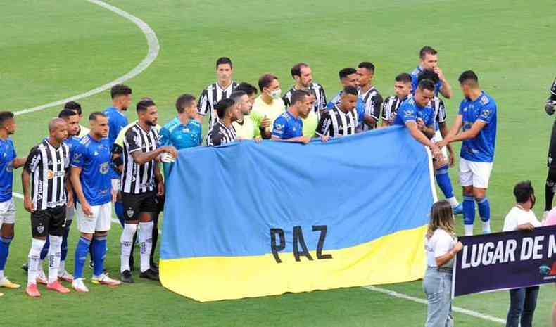 Jogadores de Atltico e Cruzeiro com a bandeira da Ucrnia
