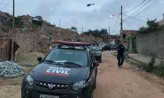 Viaturas da Polcia Civil e um helicptero da corporao foram empenhados na operao no Bairro Veneza (foto: Polcia Militar/ Divulgao )