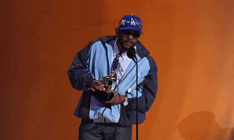 Kendrick Lamar apareceu 'disfarado' para receber seu prmio na edio 2023 do Grammy Internacional