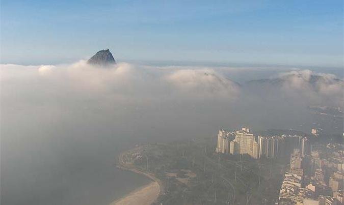 Nevoeiro j� cobriu a cidade em outra ocasi�es, atrapalhando inclusive o tr�fego das embarca��es na Ba�a de Guanabara (foto: CARLOS EDUARDO CARDOSO/AG�NCIA O DIA/AE)