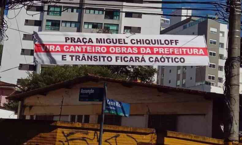 Faixa escrito 'praa Miguel Chiquiloff vira canteiro de obras da prefeitura e trnsito ficar caotico'