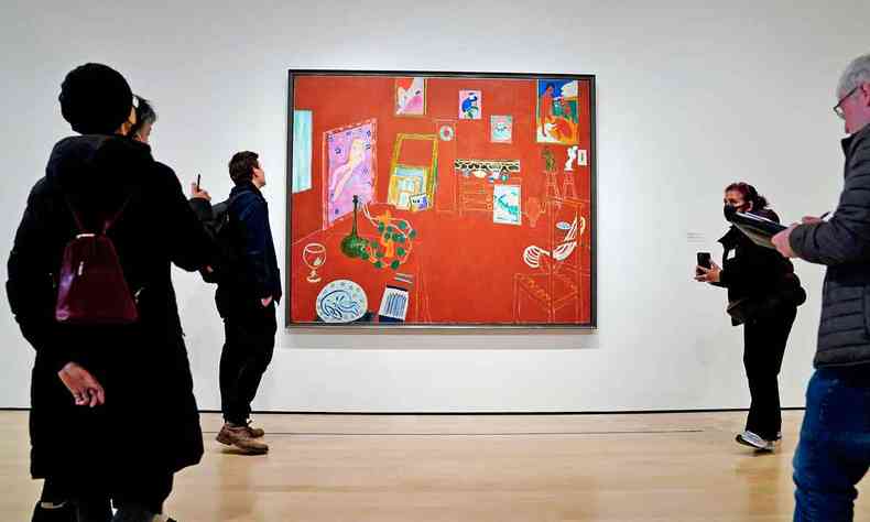 Quatro pessoas de perfil olham para o quadro Ateliê vermelho, de Matisse, no Museu de Arte Moderna de Nova York