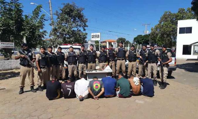 PM com pessoas detidas após o duplo homicídio em Pirapora (foto: Polícia Militar (PM) / Divulgação) PM com pessoas detidas após o duplo homicídio em Pirapora (foto: Polícia Militar (PM) / Divulgação)