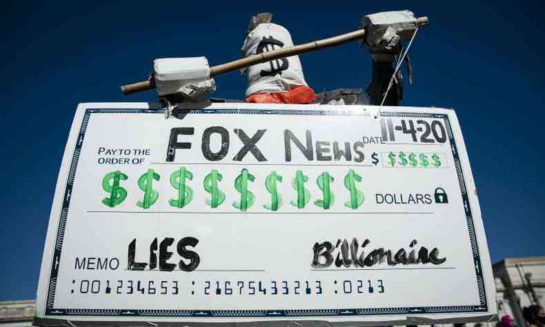 Posicionamento poltico do canal pago Fox News chegou a ser alvo de protestos no ltimo dia 4, em Washington, por meio de um cheque nominal(foto: Al Drago / Getty Images / AFP)