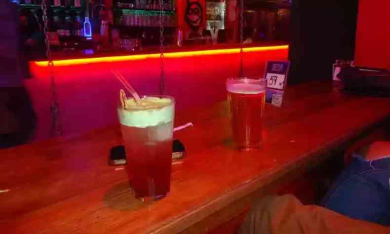 Foto de balco de bar com dois drinks.