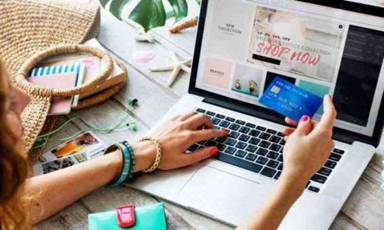 Mulher faz compras on-line pelo laptop