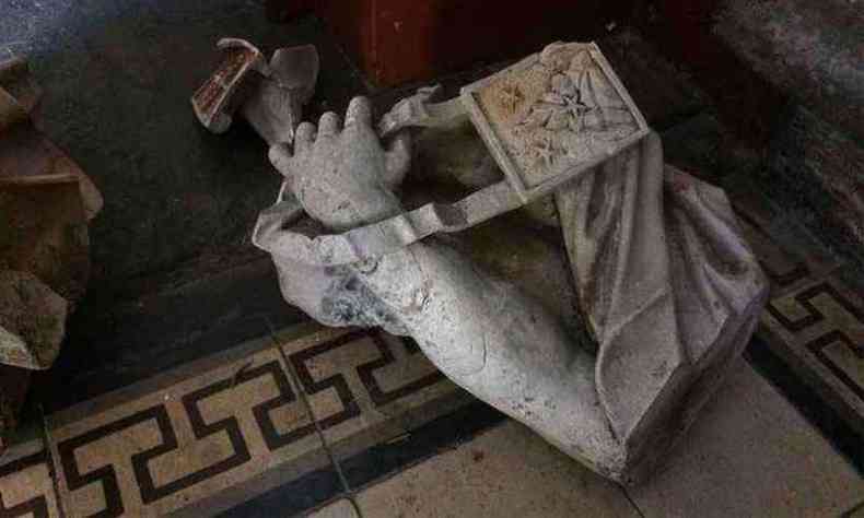 Anjo em pedra-sabo que adorna a portada da barroca Igreja Nossa Senhora do Carmo, tombada pelo Iphan em So del-Rei, teve brao arrancado (foto: Reproduo da internet/Facebook)