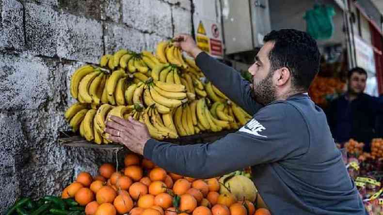 Um comerciante sírio expõe bananas em uma barraca de sua loja em Gaziantep