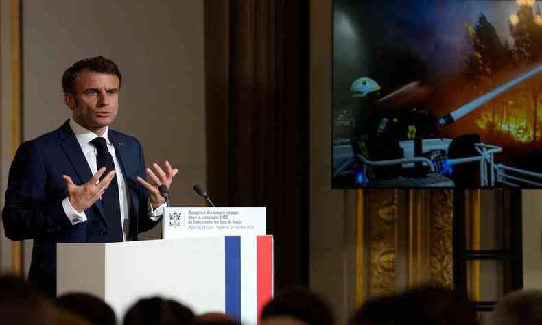 Macron em conferncia na Frana, falando ao microfone