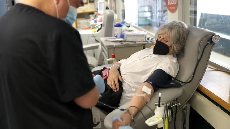 Pandemia fez cair a doação de sangue em diversos países, inclusive no Brasil(foto: Getty Images) Mulher idosa doando sangue