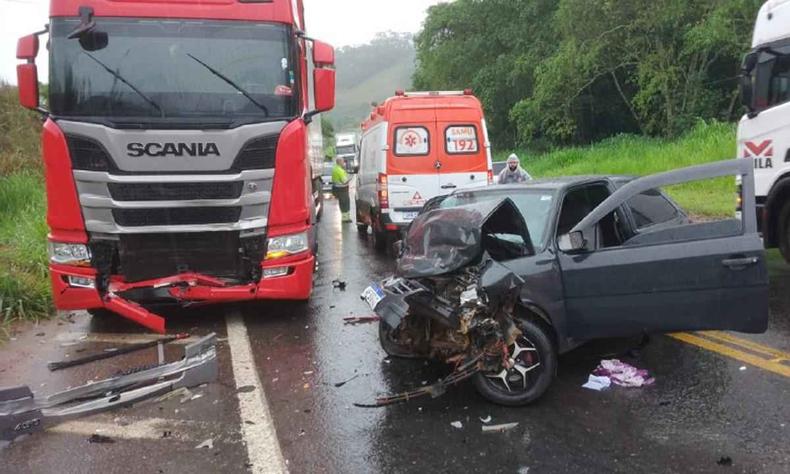 Carro destrudo ao lado do caminho, SAMU ao fundo