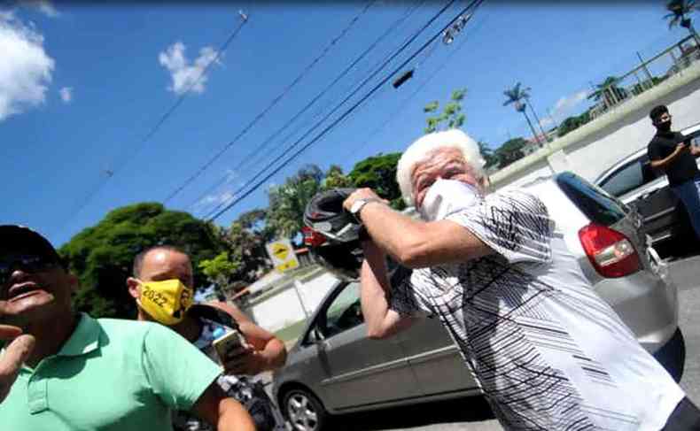 Homem agride fotógrafo do Estado de Minas com um capacete