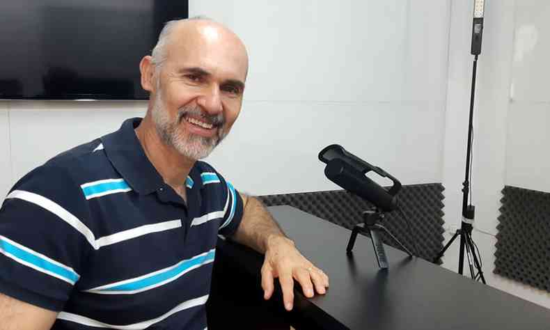 O professor Celito Meyer gravando podcasts de Filosofia para o Enem e vestibular da UFU.(foto: Divulgao)