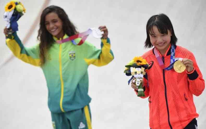 A japonesa Momiji Nishiya (ao lado de Rayssa Leal) se tornou a segunda mais jovem medalhista de ouro da histria(foto: Reuters)