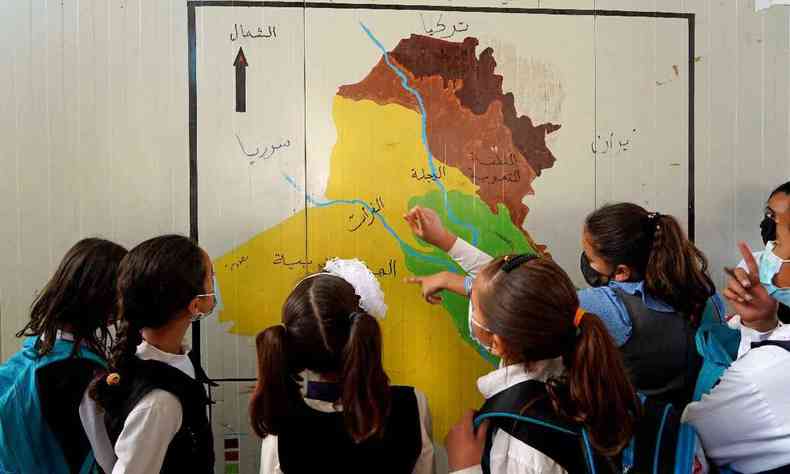 As meninas olham um mapa do Iraque em aula no primeiro dia de aula em um campo de deslocados Yazidi na rea de Sharya, a cerca de 15 km da cidade de Dohuk, na regio autnoma do Curdisto iraquiano, em 1 de novembro de 2021