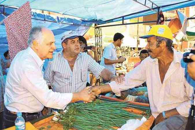Pimenta da Veiga visitou uma feira livre e cumprimentou eleitores: 